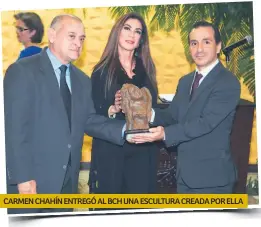  ??  ?? CARMEN CHAHÍN ENTREGÓ AL BCH UNA ESCULTURA CREADA POR ELLA