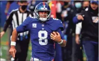  ?? Adam Hunger / Associated Press ?? Giants quarterbac­k Daniel Jones runs against the Washington Football Team on Sunday.