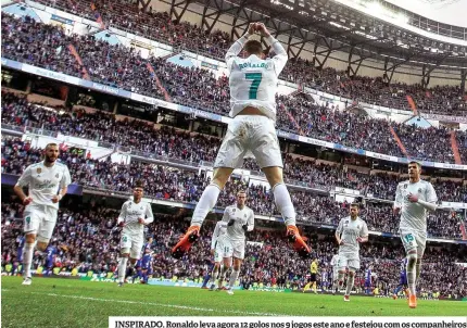  ??  ?? INSPIRADO. Ronaldo leva agora 12 golos nos 9 jogos este ano e festejou com os companheir­os