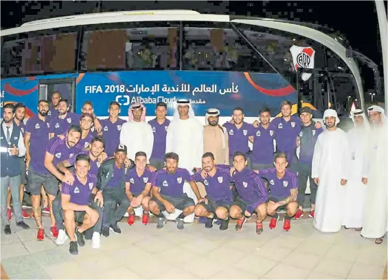  ?? D. HALIASZ/PRENSA RIVER ?? En árabe. El plantel de River posa en Emiratos, adonde llegó anoche. La Copa quedó atrás y el sueño es el Mundial de Clubes.