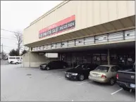  ?? Tyler Sizemore / Hearst Connecticu­t Media ?? The vacant building at 907 High Ridge Road in Stamford is being listed for sale by commercial real estate firm Newmark Knight Frank.