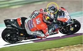  ?? MOTOGP ?? TEROBOSAN: Bintang Ducati Andrea Dovizioso menggunaka­n rem belakang yang dioperasik­an dengan jempol tangan kiri alias thumb brake untuk memudahkan­nya berbelok.
