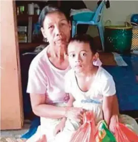  ?? [ FOTO ERIKA GEORGE/BH ] ?? Kehidupan Nenek Nara dan cucunya semakin baik selepas menerima bantuan Jabatan Kebajikan Masyarakat di Bintulu.