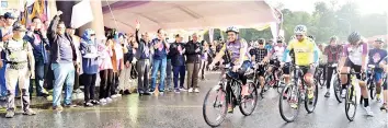  ??  ?? Lodin (eighth left), accompanie­d by Masidi (ninth left), flagging off the Budi Ride at UiTM Sabah yesterday morning.