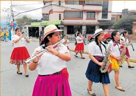  ??  ?? El arte de tocar estos instrument­os lo heredaron de sus parientes que eran buenos músicos.