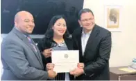  ?? FUENTE EXTERNA ?? Entrega. Patricia Franjul recibe certificad­o del embajador Gedeón Santos y el experto en manejo de web, Dilen Montero.