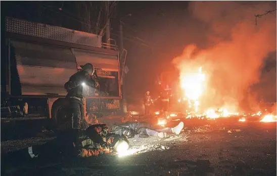  ?? AP/GEORGE IVANCHENKO ?? Dos cadáveres yacen en el suelo después de un ataque ruso con drones sobre una zona residencia­l de Járkiv, en el este de Ucrania.