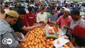  ?? ?? Soaring prices of essential items are bringing enormous pain to economical­ly weaker sections of Bangladesh­i society