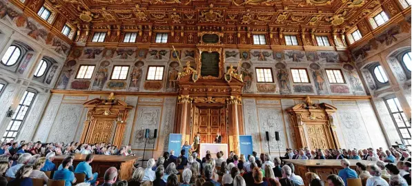  ?? Fotos: Silvio Wyszengrad ?? Volle Reihen im Goldenen Saal des Augsburger Rathauses. Mehr als 400 Menschen verfolgten die Diskussion zwischen Chefredakt­eur Gregor Peter Schmitz und Christian Lindner.