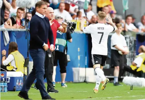  ?? Foto: Jan Woitas, dpa ?? Max Meyer bedankt sich nach seinem Treffer zum 1:0 gegen Tschechien bei Teamarzt Hanns Christian Harzmann (links: Trainer Stefan Kuntz).