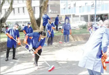  ??  ?? Zimpapers staffers clean up Africa Unity Square in Harare