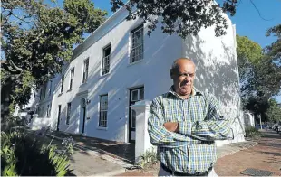  ?? Picture: Esa Alexander ?? Manie Floris in front of the property he says was taken from him by the DA municipali­ty.