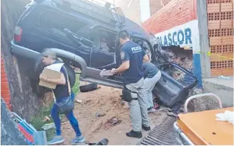  ?? ?? Agentes de Criminalís­tica y del Ministerio Público verifican el estado en que quedó la camioneta siniestrad­a.