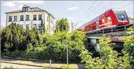  ??  ?? Anwohner der Bahnstreck­e Dresden-Schmilka sind besonders lärmgeplag­t. Hier ein Haus in Heidenau bei Dresden.