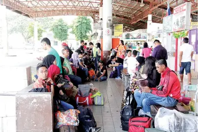  ??  ?? ORANG ramai menunggu giliran untuk menaiki bas masing-masing.