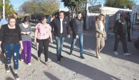  ?? ?? l El alcalde Antonio Astiazarán dio el banderazo de inicio de la pavimentac­ión con concreto hidráulico de la calle Bacanora.