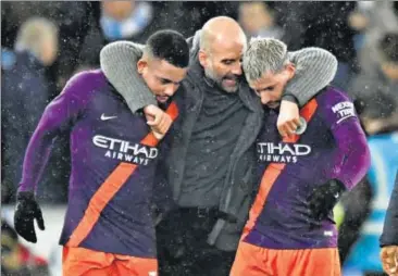  ?? REUTERS ?? Pep Guardiola (centre) celebrates with strikers Sergio Aguero (right) and Gabriel Jesus after Man City’s win on Saturday.