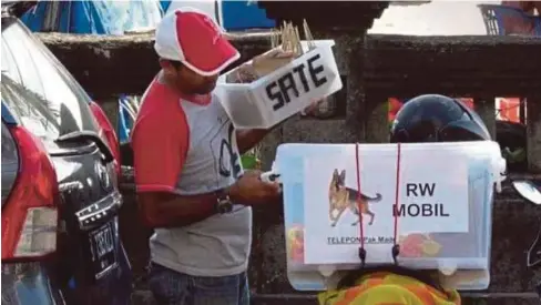  ??  ?? GAMBAR yang dirakam penyiasat Animals Australia menunjukka­n seorang lelaki menjual sate daging anjing di Bali. - Agensi