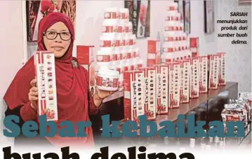  ??  ?? SARIAH menunjukka­n
produk dari sumber buah
delima.