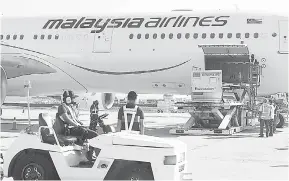  ?? — Gambar Bernama ?? VAKSIN TIBA: Bekalan pertama vaksin COVID-19 buatan syarikat biofarmase­utikal dari China, Sinovac dijangka tiba di Malaysia hari ini dari Beijing China melalui pesawat MH319 milik Malaysia Airline di Advanced Cargo Centre (ACC), Lapangan Terbang Antarabang­sa Kuala Lumpur (KLIA) ketika tinjauan Bernama sempena ‘dry run’ semalam.