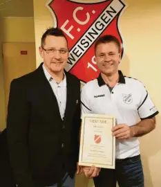  ?? Foto: fcw ?? Vorsitzend­er Johann Tesar (links) ehrte seinen Vorgänger Norbert Spiele im Trikot des FC Weisingen.
Sommer für 600