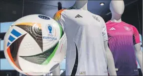  ?? ?? Las camisetas que la selección de Alemania luciría en la Eurocopa 2024, al ser exhibidas hace unos días