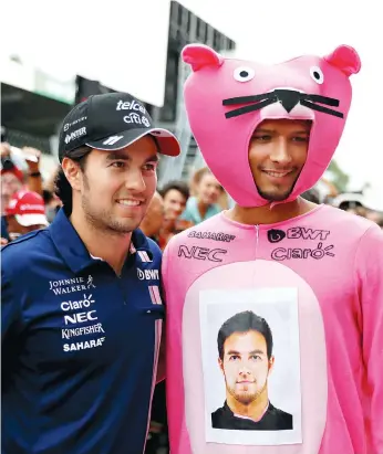  ?? | GETTY IMAGES ?? Aficionado­s italianos mostrando su creativida­d a la hora de apoyar a Checo y a Force India.