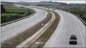  ?? JAWA POS RADAR MOJOKERTO ?? ANYAR GRES: Jalur tol Mojokerto– Kertosono sudah dilalui pemudik yang akan semakin padat kendaraan pada H-1.