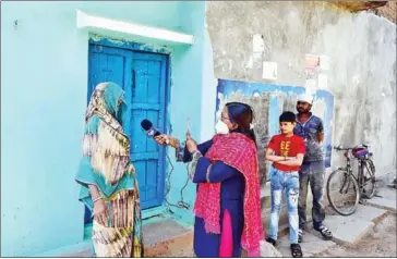  ?? Khabar Lahariya (Waves of News), interviews a woman while reporting AFP ?? Geeta Devi (right), senior journalist of in Banda district, Uttar Pradesh state on March 11.