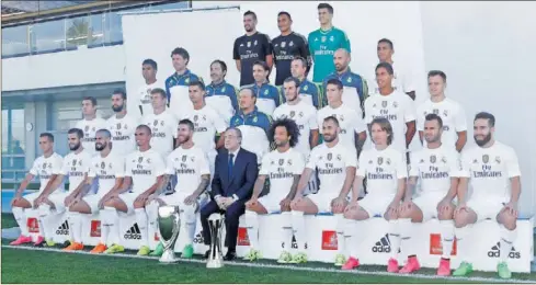  ??  ?? 21 DE SEPTIEMBRE 2015. El Real Madrid lució en la foto nuevo entrenador y títulos logrados en la última temporada de Ancelotti.