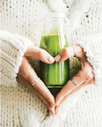  ?? Foto: stock.adobe.com ?? Detox-Kuren sollen helfen, den Körper zu entschlack­en und vor Übersäueru­ng zu schützen. Doch bringen Smoothies, Kräutertee­s und Flohsamen wirklich einen Mehrwert?