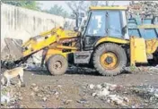  ?? HT PHOTO ?? Sanitation employees lifting garbage in Jalandhar on Sunday.