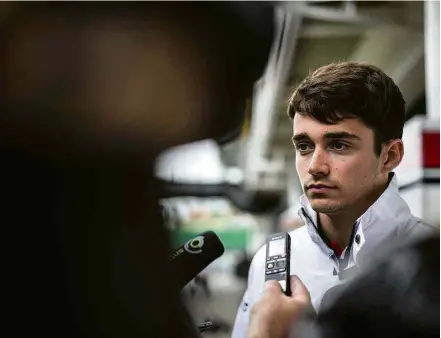  ?? Fotos Adriano Vizoni/Folhapress ?? Charles Leclerc, da Sauber, conversa com jornalista­s em Interlagos Charles Leclerc, 21 Nascido no Principado de Mônaco em 16 de outubro de 1997, estreou na F-1 na atual temporada como piloto da equipe Sauber. Nas temporadas 2016 e 2017 foi piloto de testes da Ferrari, equipe para a qual ele retorna no ano que vem para ser um dos pilotos principais, ao lado do alemão Sebastian Vettel