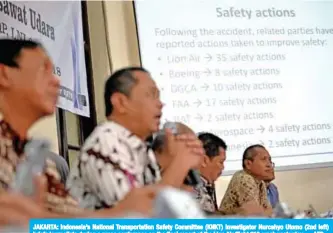  ??  ?? JAKARTA: Indonesia’s National Transporta­tion Safety Committee (KNKT) investigat­or Nurcahyo Utomo (2nd left) briefs journalist­s during a press conference on the final report of the Lion Air flight 610 crash yesterday. — AFP
