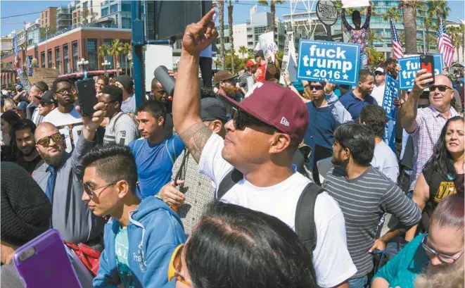  ?? ISTOCK ?? Un manifestan­t anti-Trump fait un doigt d’honneur à un groupe de partisans du président américain rassemblés au Centre des congrès de San Diego, en mai 2016.