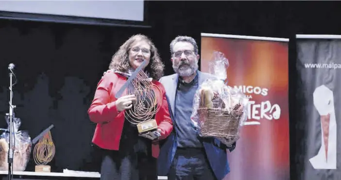  ?? JORGE VALIENTE ?? La directora de el Periódico Extremadur­a recibe el premio.