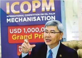  ?? [FOTO FARIZ ISWADI ISMAIL/BH] ?? Siew Keong mengadakan sidang media mengumumka­n prestasi komoditi negara di Putrajaya, semalam.