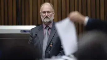  ?? GIANLUIGI GUERCIA/AFP/GETTY IMAGES ?? Forensic expert Roger Dixon was strongly challenged by prosecutor Gerrie Nel on Wednesday.