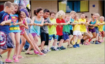  ?? LOANED PHOTO ?? KINDERGART­EN STUDENTS IN JADE MCMANUS’ CLASS AT GOWAN SCIENCE ACADEMY square off against the opposing kindergart­en class taught by Mercedes Tesh at the school’s annual Field Day last spring (2016). A bill up for a roll-call vote in the Arizona House...