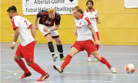  ?? Foto: Sebastian Richly ?? Ist bei der Schwäbisch­en Vorrunde wieder dabei: Adelzhause­ns Torjäger Dominik Müller (hier beim Torschuss gegen die Affinger Bora Kalkan und Dominik Bures) fehlte zu letzt bei der Endrunde des Landkreis Cups. Am Samstag ist der BCA in Friedberg...