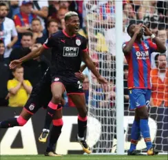  ?? FOTO: AP ?? Huddersfie­ld fejrer deres anden scoring i 3-0-sejren ude mod Crystal Palace.
