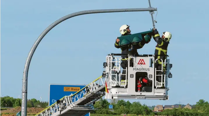  ?? Foto: LausitzNew­s, Imago ?? Wenn im deutschen Straßenver­kehr eine Ampel kaputt ist, rücken Einsatzkrä­fte an und kümmern sich darum.