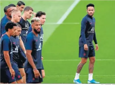  ?? IAN LANGSDON / EFE ?? Neymar observa a sus compañeros durante un entrenamie­nto reciente del PSG.