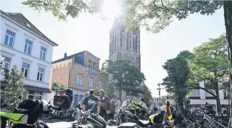  ?? RP-FOTO: KNAPPE ?? Vor der Kirche St. Clemens sammelten sich die Motorradfa­hrer, um den Gottesdien­st zu hören. Danach brachen sie zur „Niederrhei­ntour bei Sonnensche­in“auf, als Maskottche­n fuhren Wimpel, Teddybären und andere kleine Stofftiere mit.