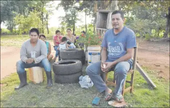  ??  ?? Rafael Recalde (derecha), líder ava, confirmó que viven en Itakyry allí desde 1973.