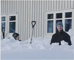  ??  ?? TYKT SNØLAG: Jan Olav og Lisbeth Igland står her i den smale gangveien de har måket ut.