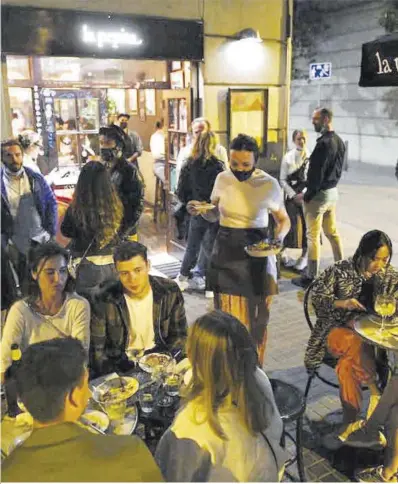  ?? Jordi Cotrina ?? Ambient nocturn a la terrassa d’un restaurant de Barcelona, la setmana passada.