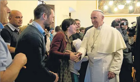  ?? ALESSANDRA TARANTINO / AFP ?? El Papa se muestra muy cercano con los necesitado­s. En la imagen, junto a personas
ayudadas por Cáritas