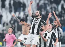  ??  ?? ARGENTINO. Gonzalo Hiuguaín celebra con sus compañeros el triunfo sobre Palermo.