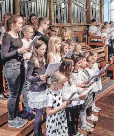  ?? FOTO: PETER SCHLIPF ?? Am Sonntagabe­nd sangen die Kinder der Mädchen-, Knaben- und Jugendkant­orei unter Leitung von Bezirkskan­tor Thomas Haller engagiert und begeistert Luther-Lieder.